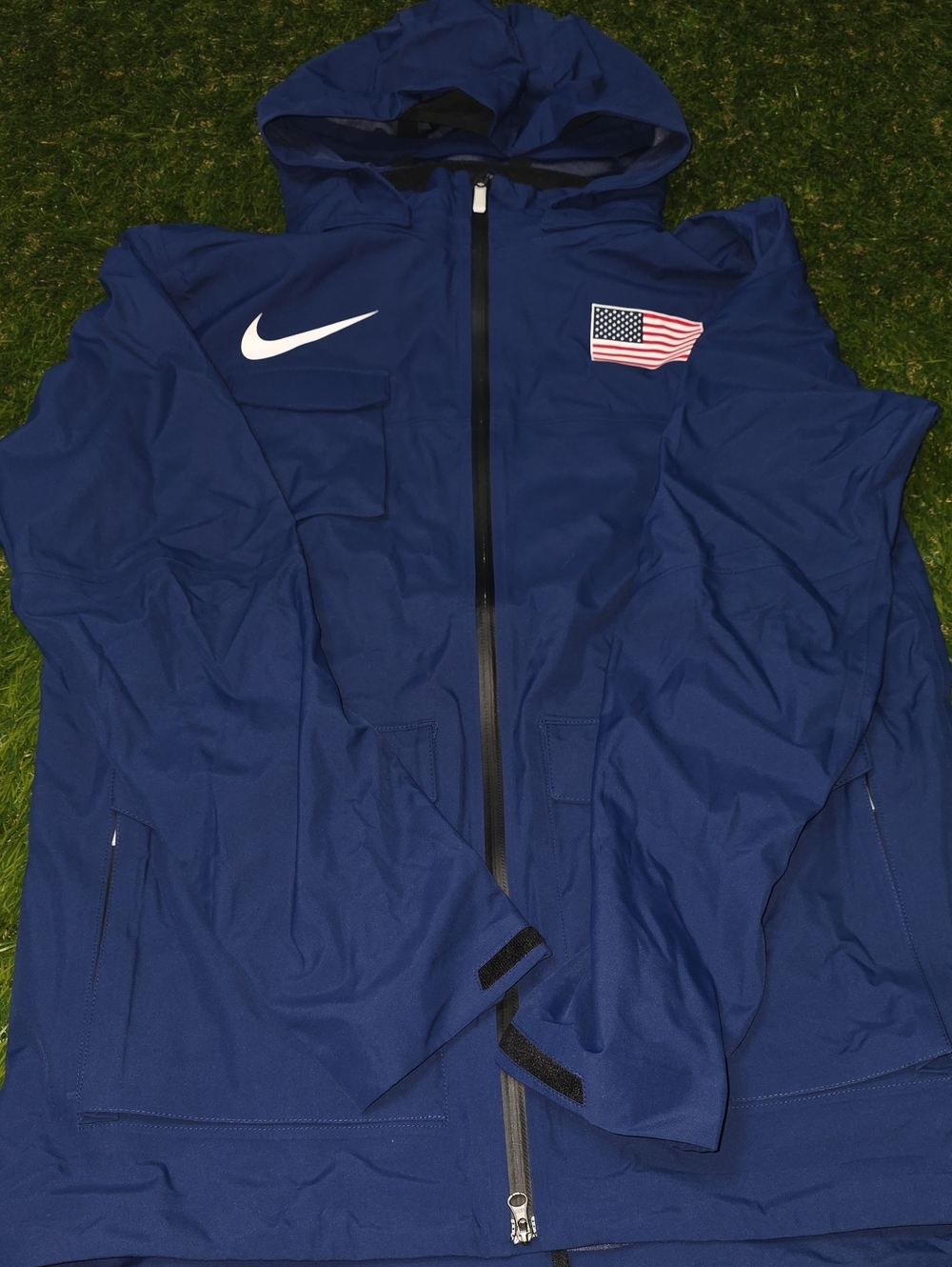 Nike Pro Elite USA Storm-FIT ADV jacket features a full-zip. Size S.